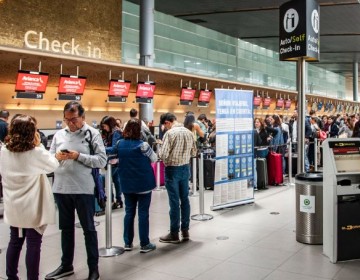 Desaceleraci&oacute;n de la econom&iacute;a no ha afectado salida de colombianos al exterior, que ha crecido 10 %