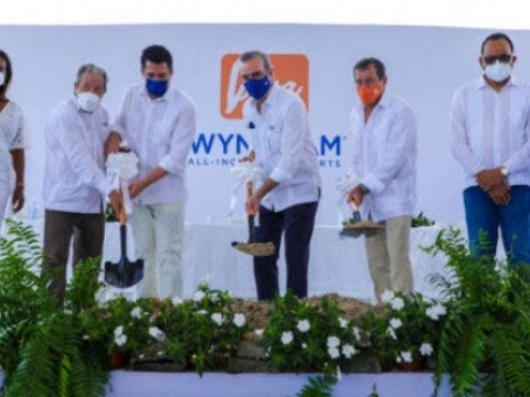 Presidente inaugura dos hoteles en Miches