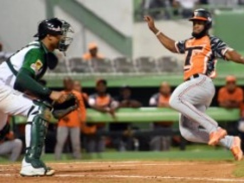 Bryan De la Cruz decide con triple la victoria de los Toros 5-2 sobre las Estrellas
