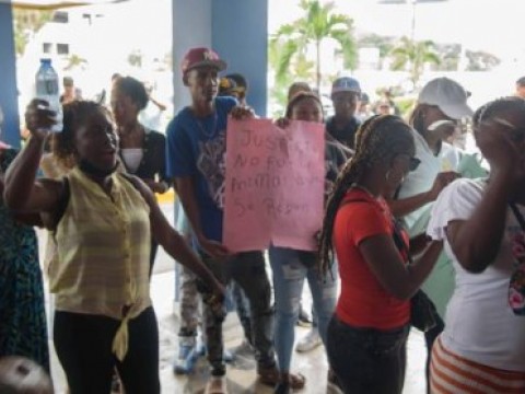 Familiares de ni&ntilde;a robada de la Maternidad de Los Mina protestan; Polic&iacute;a dice investigaci&oacute;n avanza