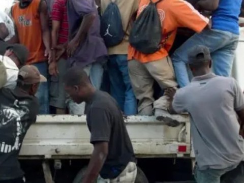 PN intercepta veh&iacute;culo con haitianos