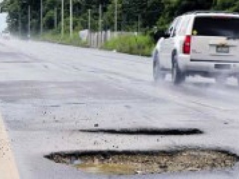 Comenzaron a limpiar en la autopista 6 de Noviembre