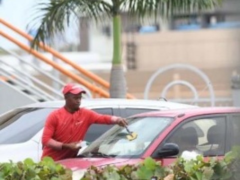 Limpiavidrios: Trabajo informal que provoca p&aacute;nico en los conductores