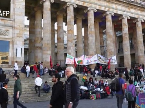 Cientos de manifestantes intentan irrumpir en el Congreso de Colombia