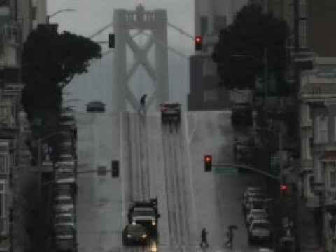 Nieve y lluvia azotan California mientras Michigan sufre sin electricidad