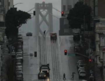 Nieve y lluvia azotan California mientras Michigan sufre sin electricidad