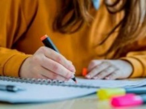 El 20% de los becados se queda en el exterior