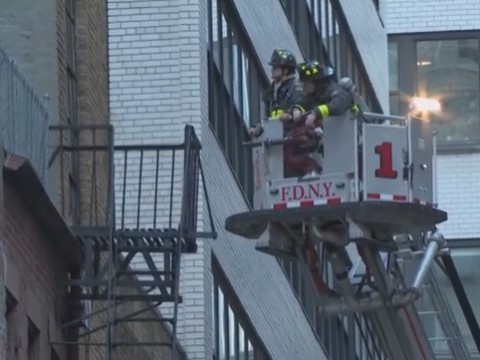 Al menos un muerto tras colapso de edificio de parqueos en Nueva York