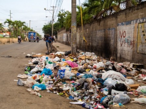 Contin&uacute;an las quejas por el c&uacute;mulo de basura en Santo Domingo Este
