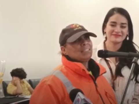 Empleada del aeropuerto de Rhode Island llora al ver llegar primer vuelo directo desde RD