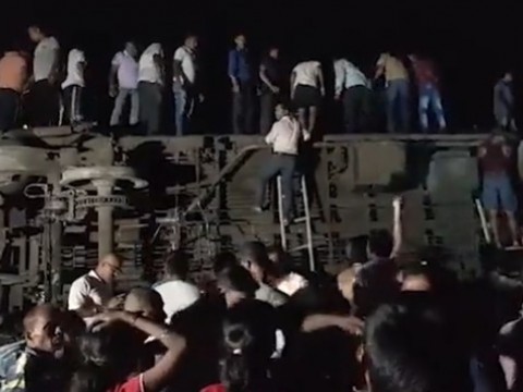 Al menos 233 muertos y 900 heridos en un choque entre trenes en el este de India