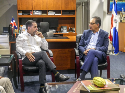 Director de SeNaSa realiza recorrido por oficinas en el exterior tras cumplir un a&ntilde;o de su puesta en marcha