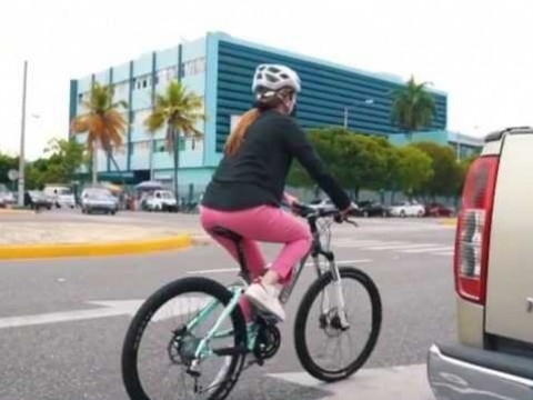 Carolina Mej&iacute;a llega en bicicleta al Ayuntamiento del DN para promover su uso