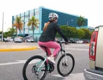 Carolina Mej&iacute;a llega en bicicleta al Ayuntamiento del DN para promover su uso