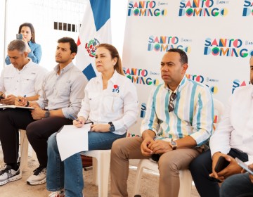 Carolina Mej&iacute;a escucha y lleva soluciones a los comunitarios de Los Peralejos