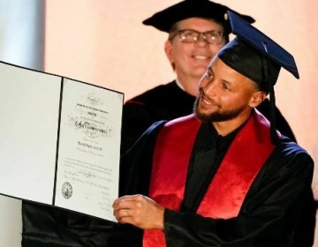 Stephen Curry se grad&uacute;a en Universidad de Davidson