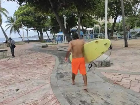 Al menos 20 surfistas desaf&iacute;an alerta de las autoridades en la Playa Guibia 