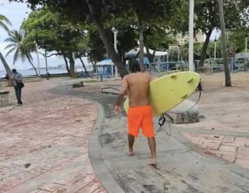 Al menos 20 surfistas desaf&iacute;an alerta de las autoridades en la Playa Guibia 