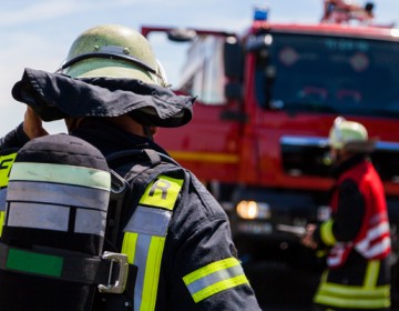 Bomberos logran sofocar incendio en zona boscosa de la Charles de Gaulle 