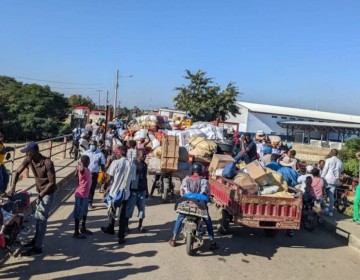 Bloquean entrada de patanas a Juana M&eacute;ndez