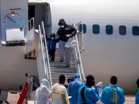 EEUU deporta a 30 haitianos, pero exl&iacute;der paramilitar se queda