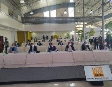 Dividir hor&aacute;rios de votaci&oacute;n para hombres y mujeres, medidas de higuiene y voto en el exterior fueron los temas tratados entre JCE y partidos 