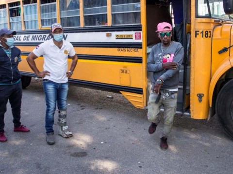 Migraci&oacute;n deporta a 6 menores haitianos cuando iban al colegio