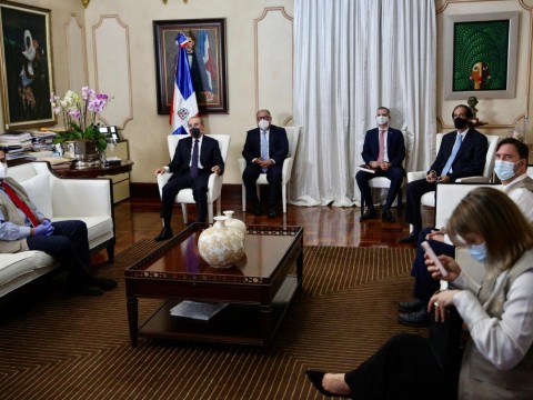 Presidente Medina se re&uacute;ne con misi&oacute;n observadora de la OEA 