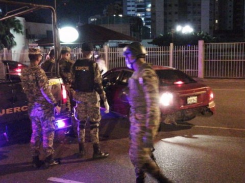 Ej&eacute;rcito sale a las calles junto a la Polic&iacute;a para hacer cumplir toque de queda