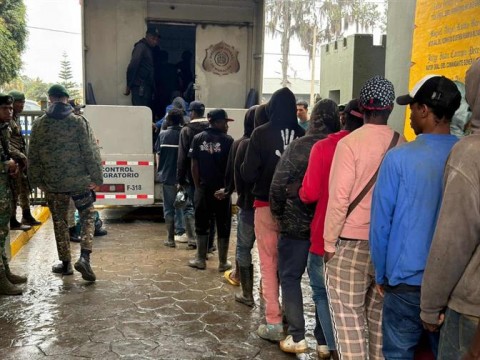 El Ej&eacute;rcito detiene a 125 haitianos indocumentados durante operativos en Constanza