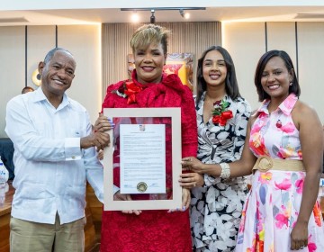 Reconocen a la pastora y profeta Awilda Mota por su liderazgo espiritual y aportes a la sociedad romanense