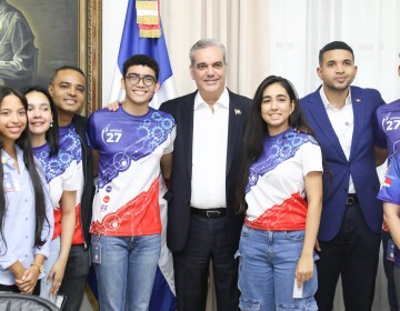 Presidente Abinader recibe estudiantes universitarios y de nivel secundario que participan en concurso NASA