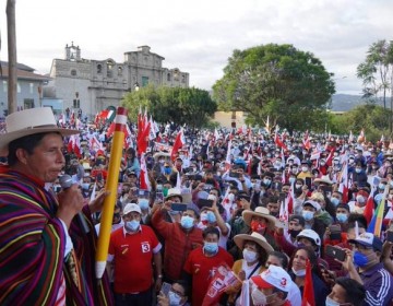 Per&uacute; gira a la izquierda con Pedro Castillo como ganador de las elecciones 
