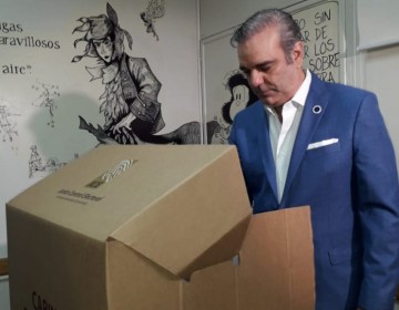 Abinader ejerce su derecho al voto 
