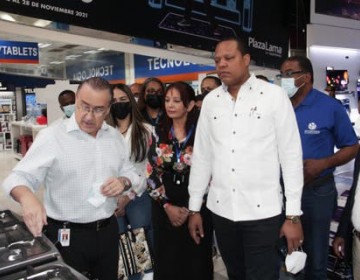 Director de Pro Consumidor recorre comercios para comprobar si cumplen con ofertas en Viernes Negro