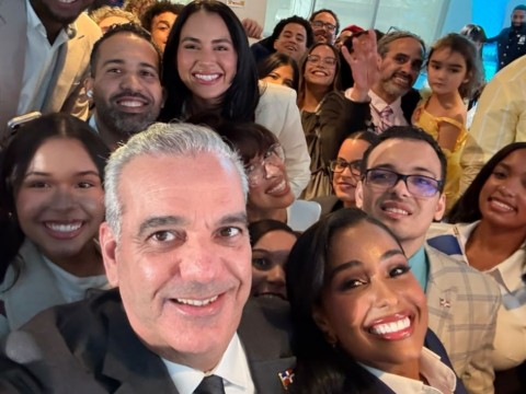 Presidente Luis Abinader anuncia 300 becas para j&oacute;venes dominicanos residentes en Nueva York