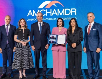 Primera dama Raquel Arbaje resalta las alianzas y la corresponsabilidad como claves para el desarrollo en almuerzo de AMCHAMDR