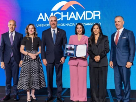 Primera dama Raquel Arbaje resalta las alianzas y la corresponsabilidad como claves para el desarrollo en almuerzo de AMCHAMDR