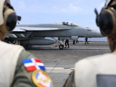 Autoridades dominicanas visitan el portaviones USS Nimitz