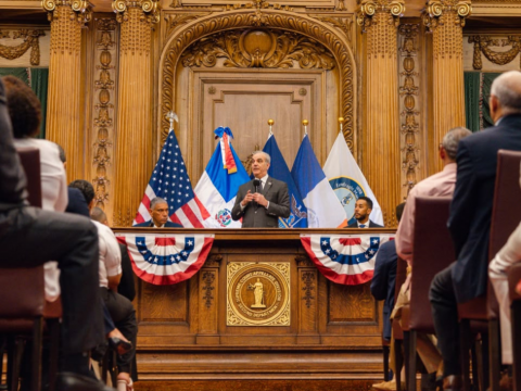 Presidente Luis Abinader se re&uacute;ne con di&aacute;spora dominicana en Brooklyn; Antonio Reynoso declara el 24 de septiembre como D&iacute;a del Orgullo Dominicano