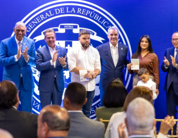 Presidente Luis Abinader inicia entrega oficial del pasaporte electr&oacute;nico para dominicanos en Nueva York, Nueva Jersey y Boston