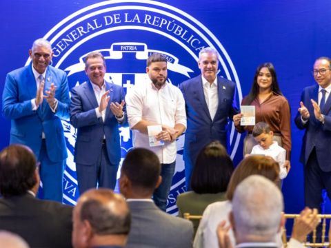 Presidente Luis Abinader inicia entrega oficial del pasaporte electr&oacute;nico para dominicanos en Nueva York, Nueva Jersey y Boston