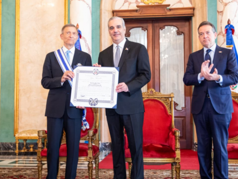 Presidente Luis Abinader condecora al excanciller Roberto &Aacute;lvarez con la Orden del M&eacute;rito de Duarte, S&aacute;nchez y Mella, en el grado de Gran Cruz Placa de Plata