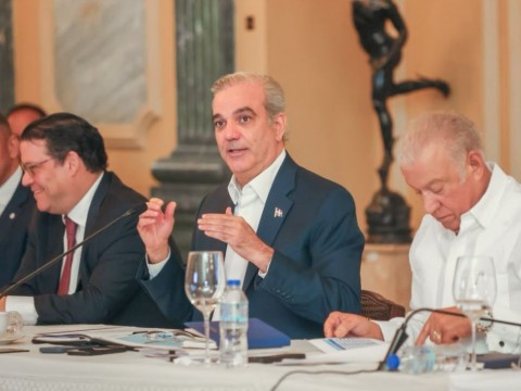 Presidente Abinader afirma que la cooperaci&oacute;n entre el Gobierno y sectores productivos fortalece la estabilidad y protege a la poblaci&oacute;n de efectos externos