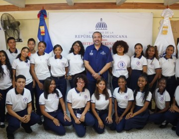 Inefi entrega utiler&iacute;a deportiva y reacondiciona canchas en 30 centros educativos del GSD y San Crist&oacute;bal