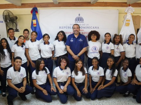 Inefi entrega utiler&iacute;a deportiva y reacondiciona canchas en 30 centros educativos del GSD y San Crist&oacute;bal