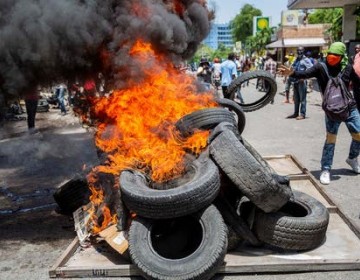 Cientos de ciudadanos protestan por alzas de combustibles en Hait&iacute;
