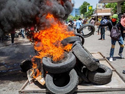 Cientos de ciudadanos protestan por alzas de combustibles en Hait&iacute;