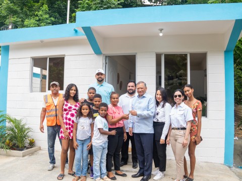 Fundaci&oacute;n Refidomsa entrega casa amueblada a una madre que pidi&oacute; ayuda al presidente Abinader
