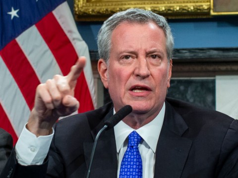 M&aacute;s de 80.000 personas firman petici&oacute;n para destituir a alcalde de Nueva York
